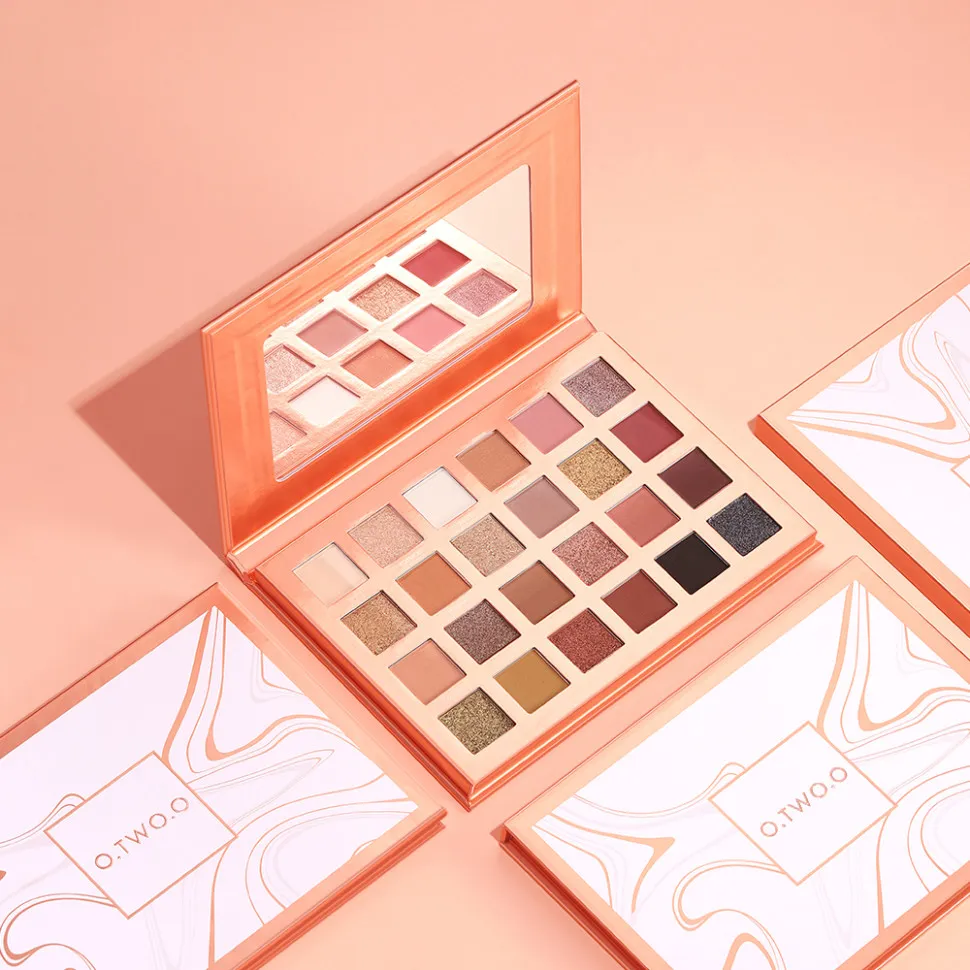 EM015 O.TWO.O Палитра теней для век 24 цвета 26.4g