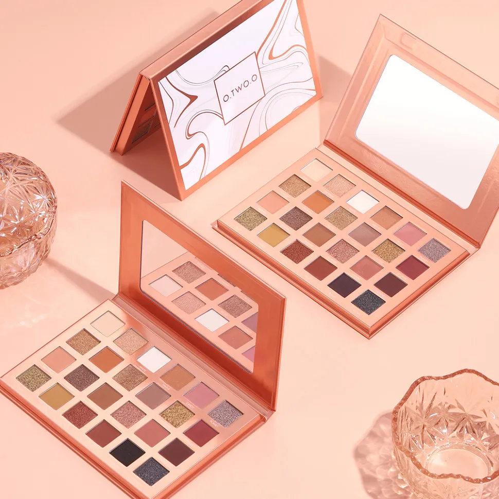EM015 O.TWO.O Палитра теней для век 24 цвета 26.4g